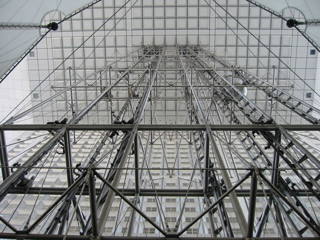 Structure de l'ascenseur sous la grande arche